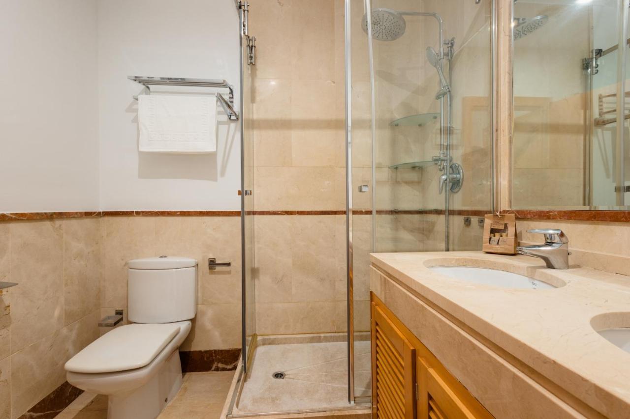 With 3 Bedrooms, Terrace, Indoor Pool And Sauna At 100 M From The In Puerto Banus Appartamento Marbella